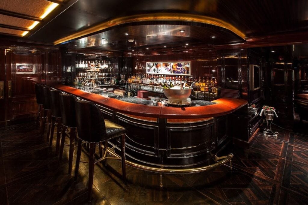 The best bars in Tsim Sha Tsui for a few drinks and views 11 best bars in Tsim Sha Tsui